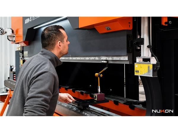 AMH NUKON prasa krawędziowa operator